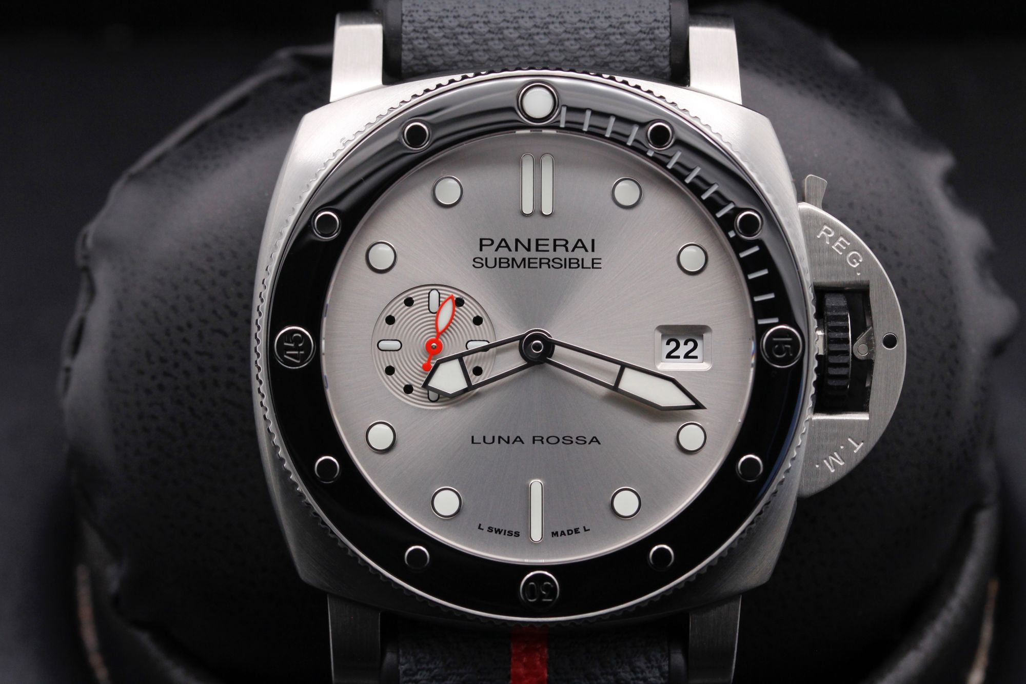 Panerai Submersible Luna Rossa - PAM 1681 - Steel / Ceramic Bezel - 44mm - Mint