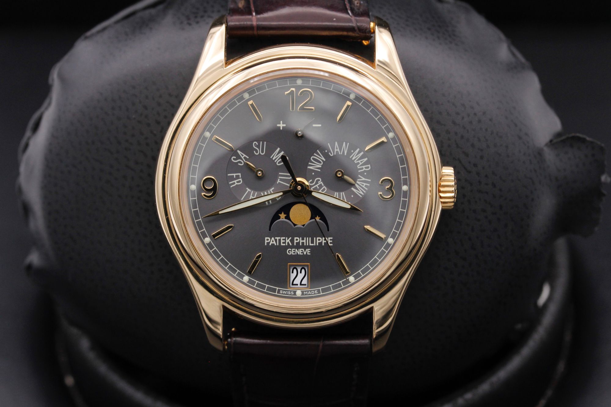 Patek Philippe Annual Calendar  - 5146J-010 - Anthracite Grey - Yellow Gold - 39mm - Excellent
