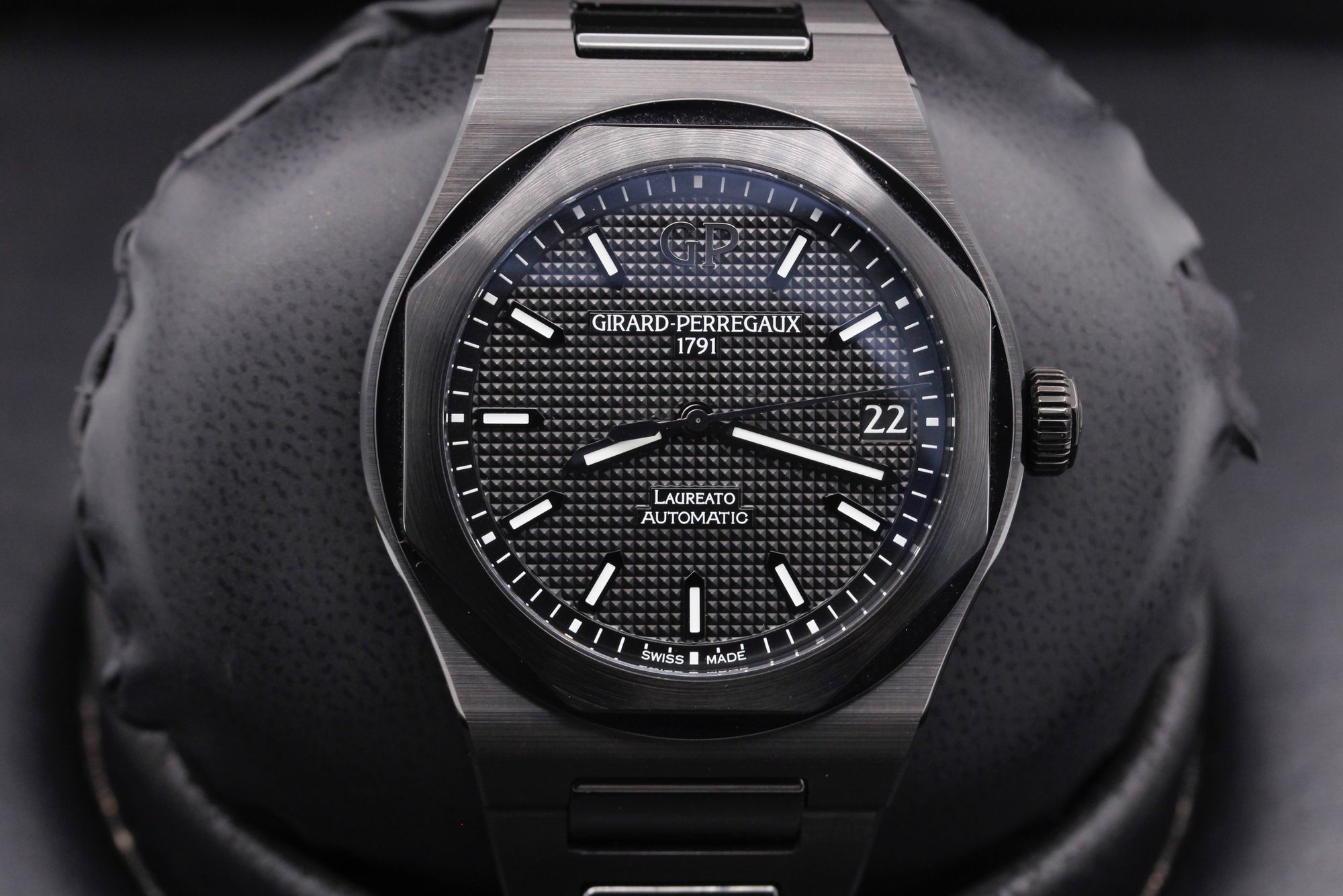 Girard Perregaux Laureato Ceramic  - 81010-32-631-32A - Black - Ceramic - 42mm - Mint