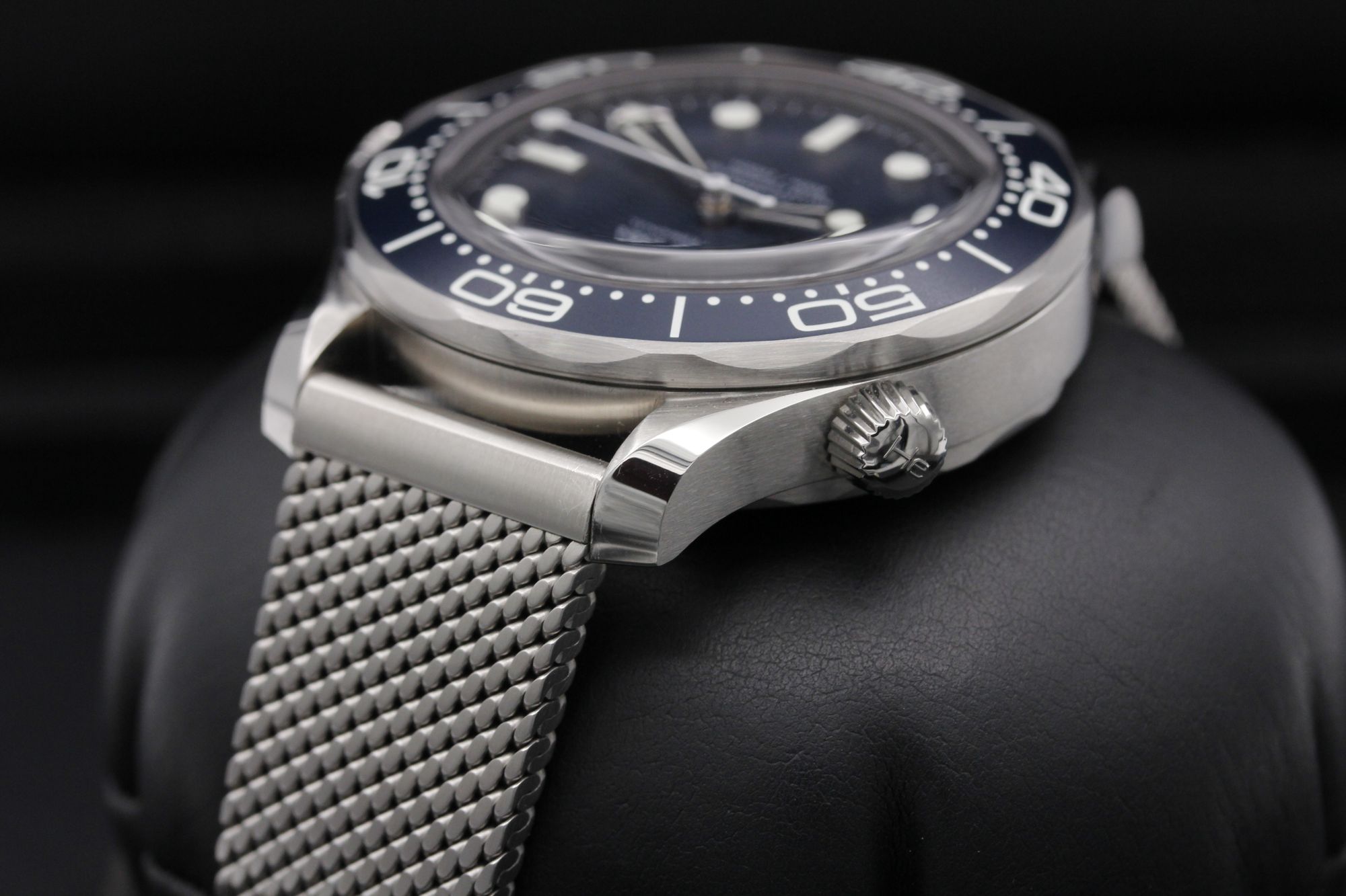 FSOT: Omega Seamaster Diver 300M James Bond  "60th Anniversary" -  210.30.42.20.03.002 - Blue - Stainless Steel - 42mm - Excellent image 5