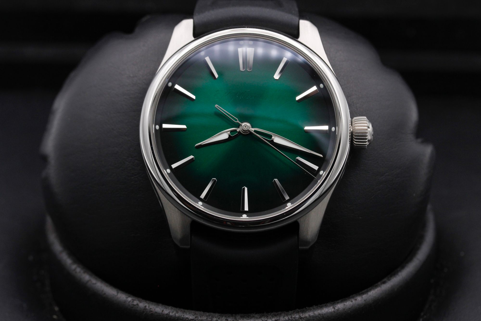 FSOT: H. Moser & Cie. Pioneer Center Seconds Cosmic Green - Green