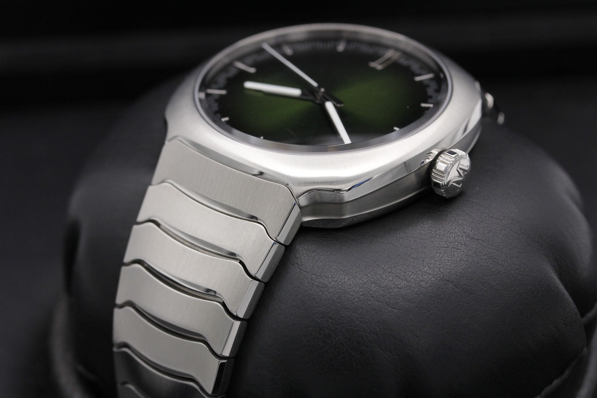 FSOT: H. Moser & Cie  Streamliner Centre Seconds "Matrix Green" - 6201-1200 - Matrix Green Fumé - Stainless Steel - 40mm - Mint image 2