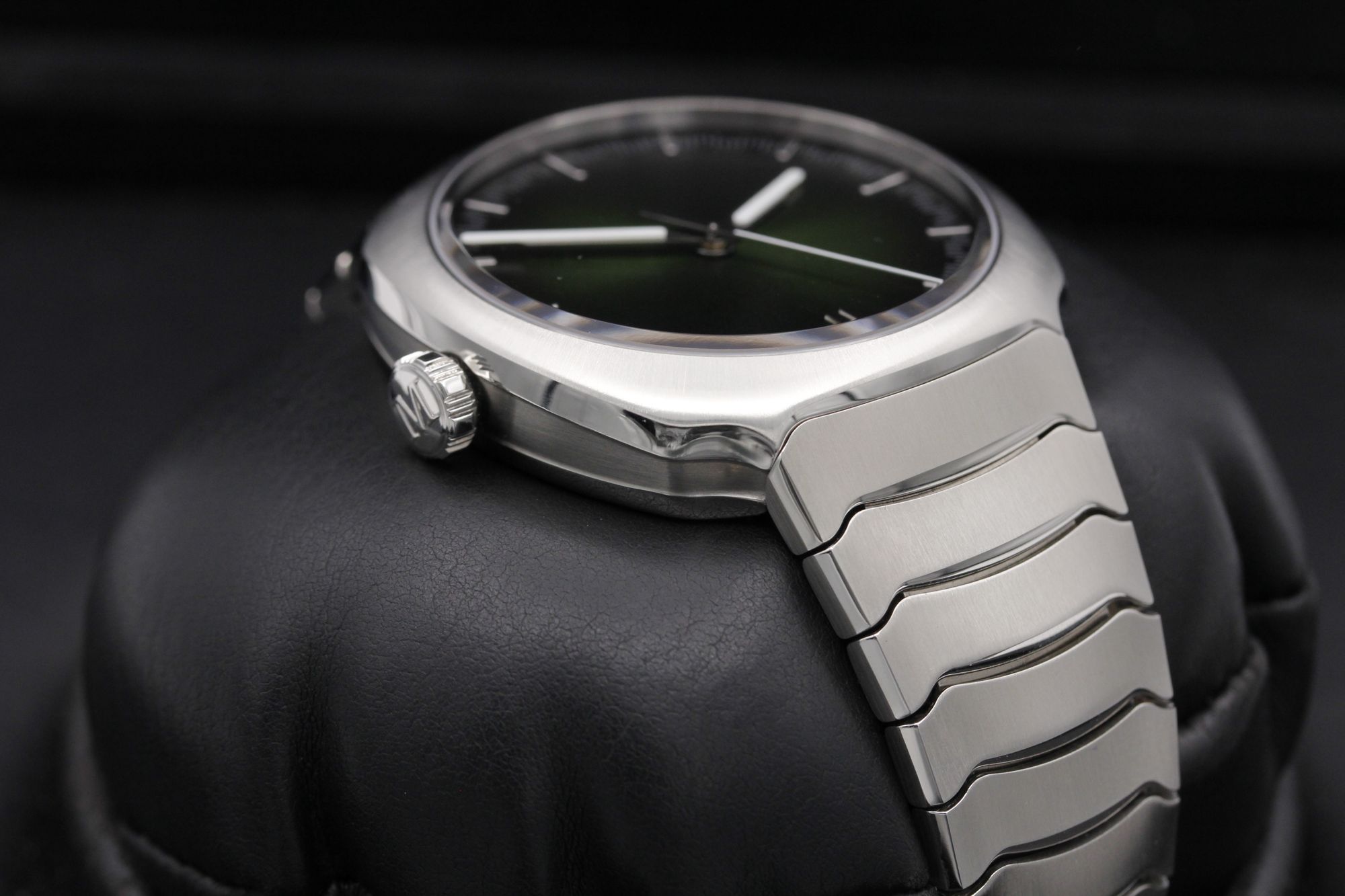 FSOT: H. Moser & Cie  Streamliner Centre Seconds "Matrix Green" - 6201-1200 - Matrix Green Fumé - Stainless Steel - 40mm - Mint image 4