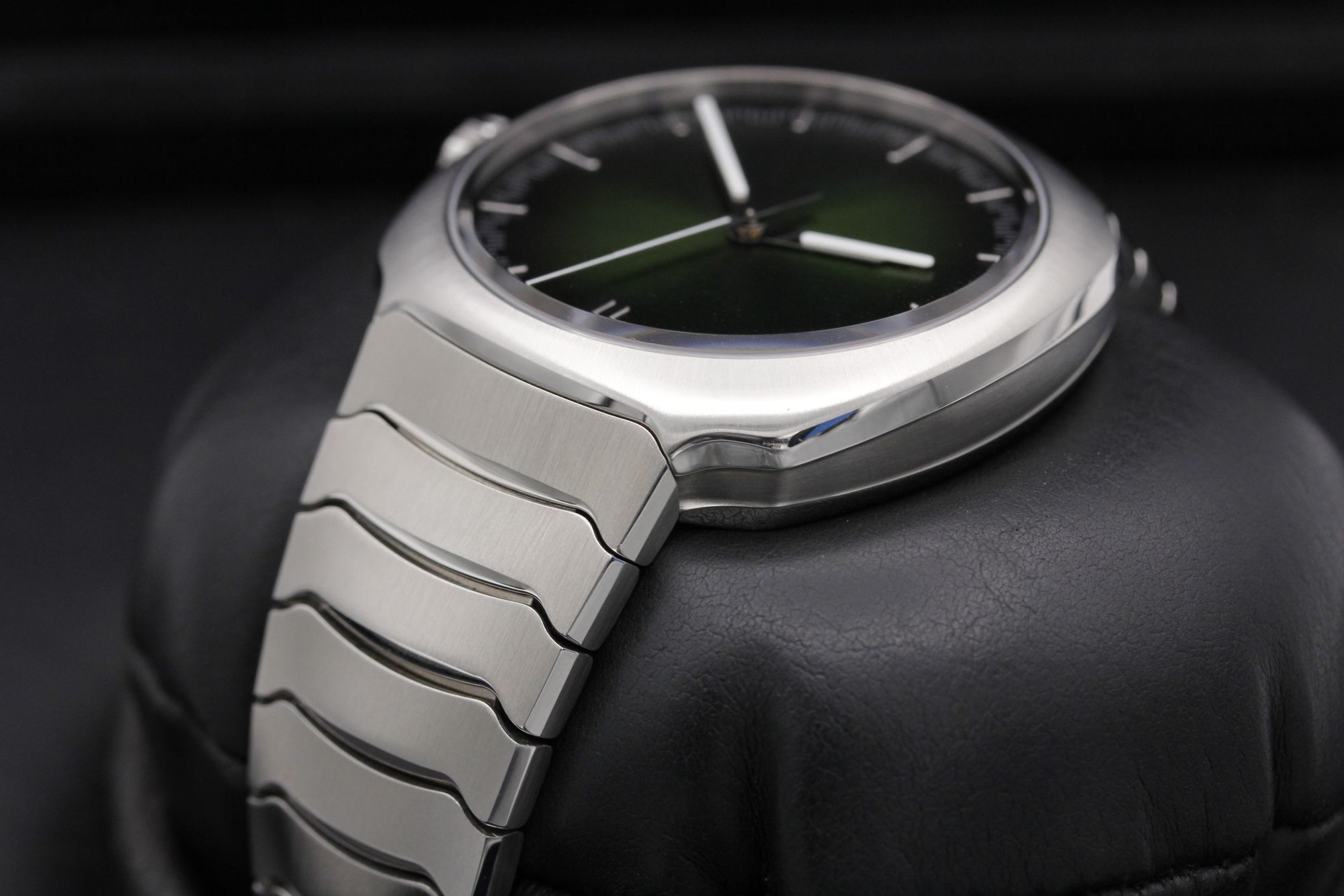 FSOT: H. Moser & Cie  Streamliner Centre Seconds "Matrix Green" - 6201-1200 - Matrix Green Fumé - Stainless Steel - 40mm - Mint image 5