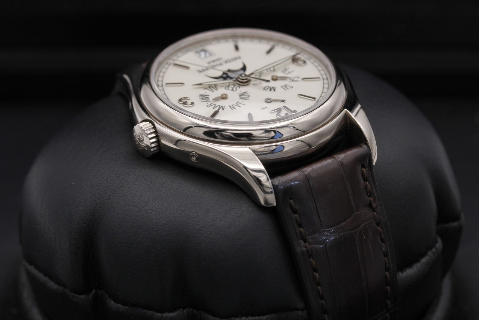 FSOT: Patek Philippe Annual Calendar - 5146G-001 - Ivory - White Gold - 39mm - Excellent image 4