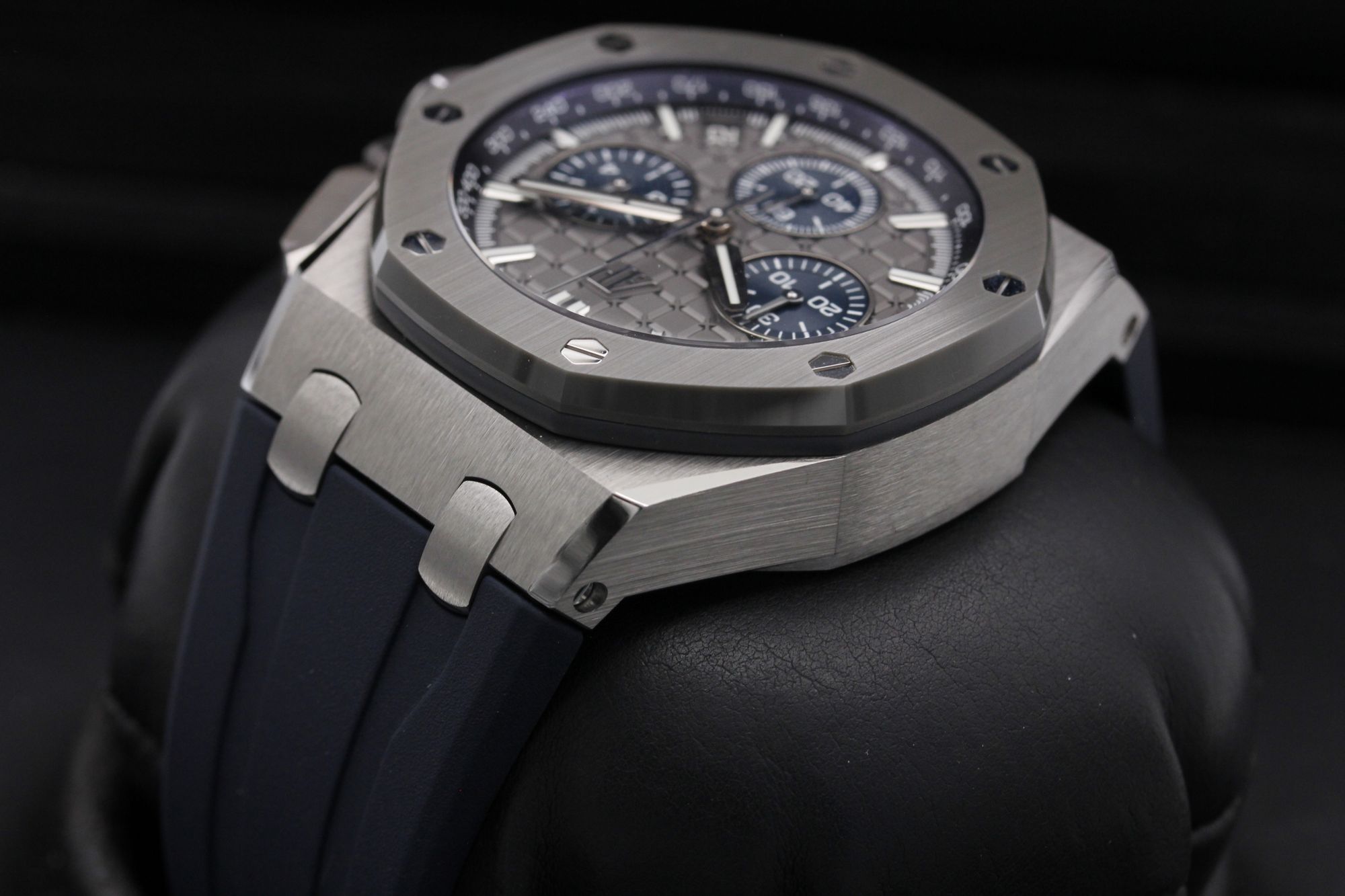 FSOT: Audemars Piguet Royal Oak Offshore 43 "Flyback" - 26420IO.OO.A009CA.01 - Grey - Titanium / Ceramic - 43mm - Excellent - Never polished image 5