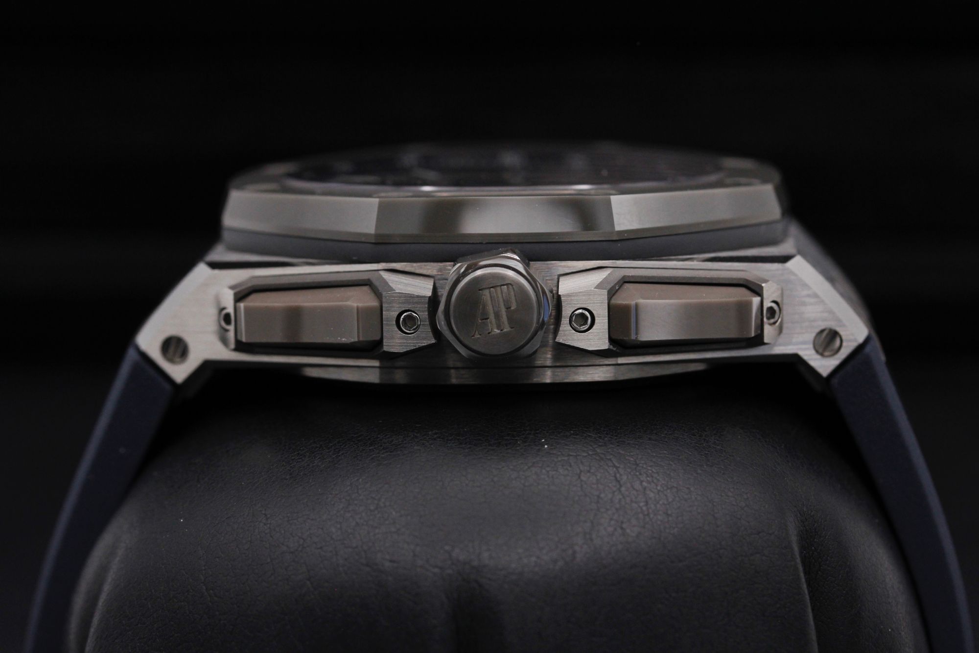 FSOT: Audemars Piguet Royal Oak Offshore 43 "Flyback" - 26420IO.OO.A009CA.01 - Grey - Titanium / Ceramic - 43mm - Excellent - Never polished image 3