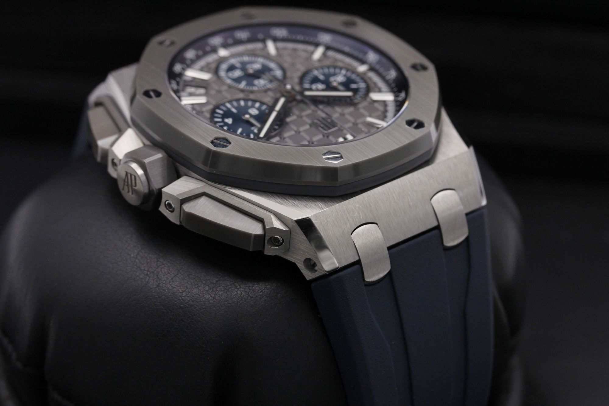 FSOT: Audemars Piguet Royal Oak Offshore 43 "Flyback" - 26420IO.OO.A009CA.01 - Grey - Titanium / Ceramic - 43mm - Excellent - Never polished image 4