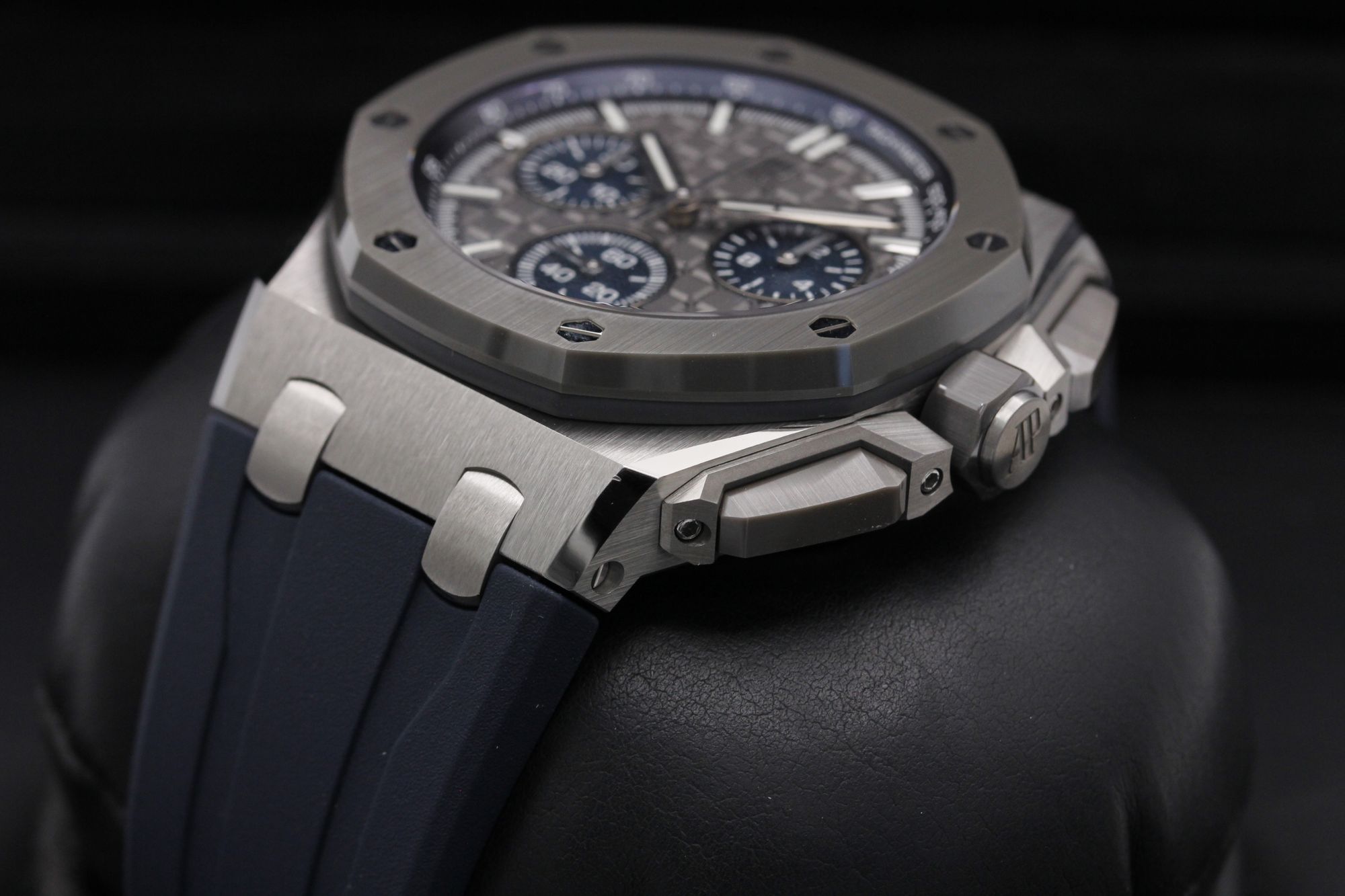 FSOT: Audemars Piguet Royal Oak Offshore 43 "Flyback" - 26420IO.OO.A009CA.01 - Grey - Titanium / Ceramic - 43mm - Excellent - Never polished image 2
