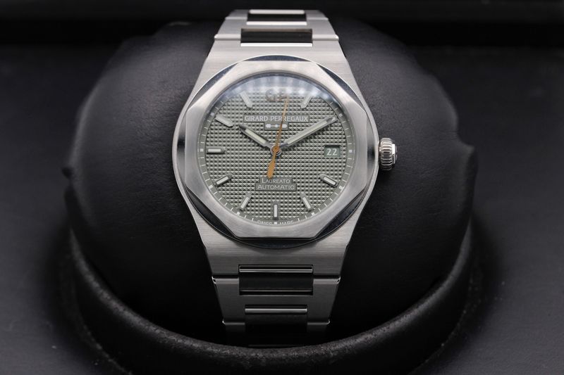 Girard Perregaux Girard Perregaux Laureato "Sage Green" 81005-11-3407-1CM
