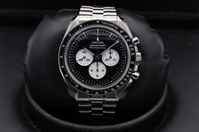 Omega Omega Speedmaster Moonwatch "Reverse Panda - 2026 - Like New " 310.30.42.50.01.004