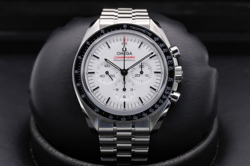 Omega Omega Speedmaster Moonwatch "2026" 310.32.42.50.04.002
